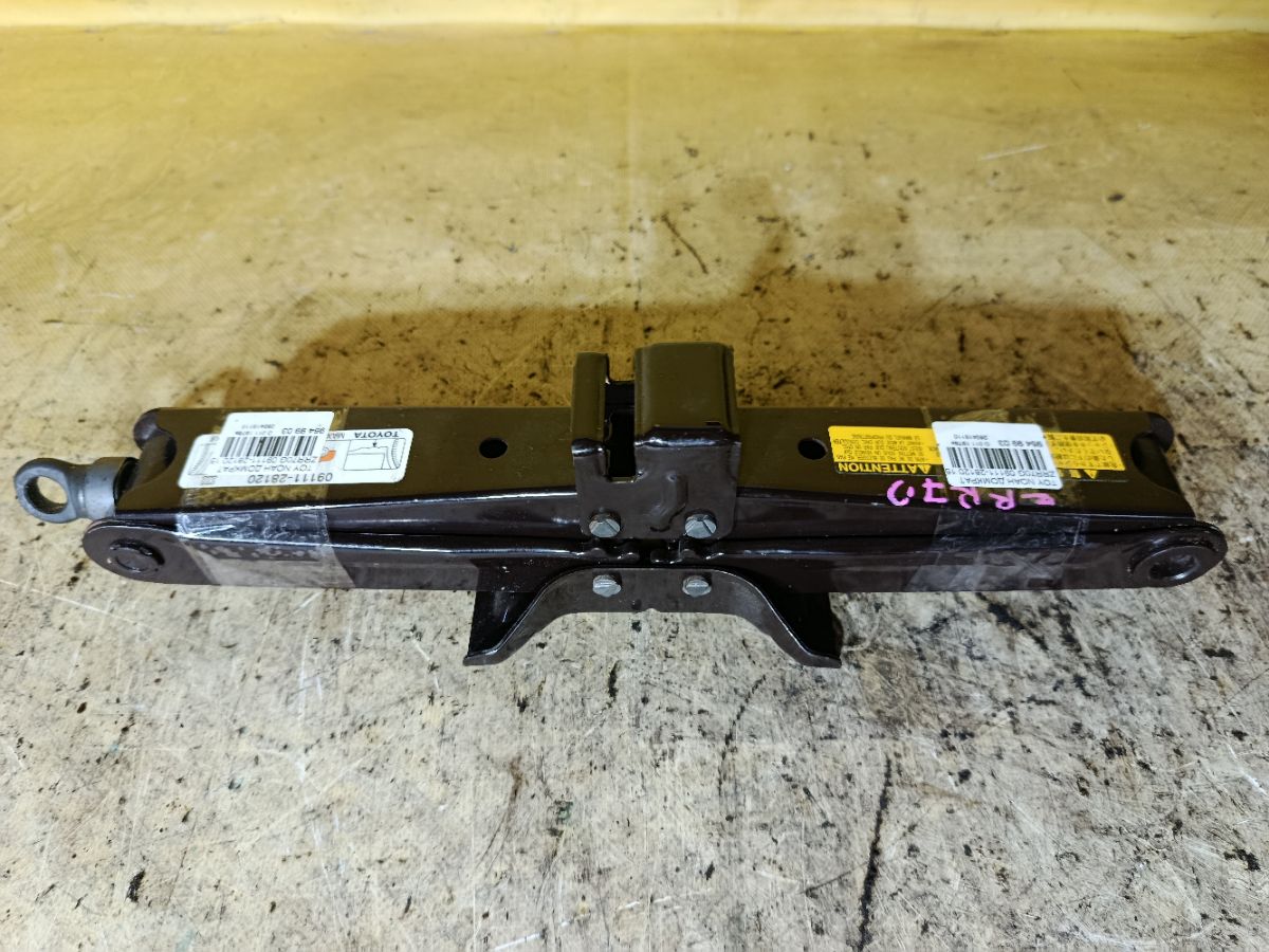 Домкрат 09111-28120 на Toyota Noah ZRR70G Фото 1