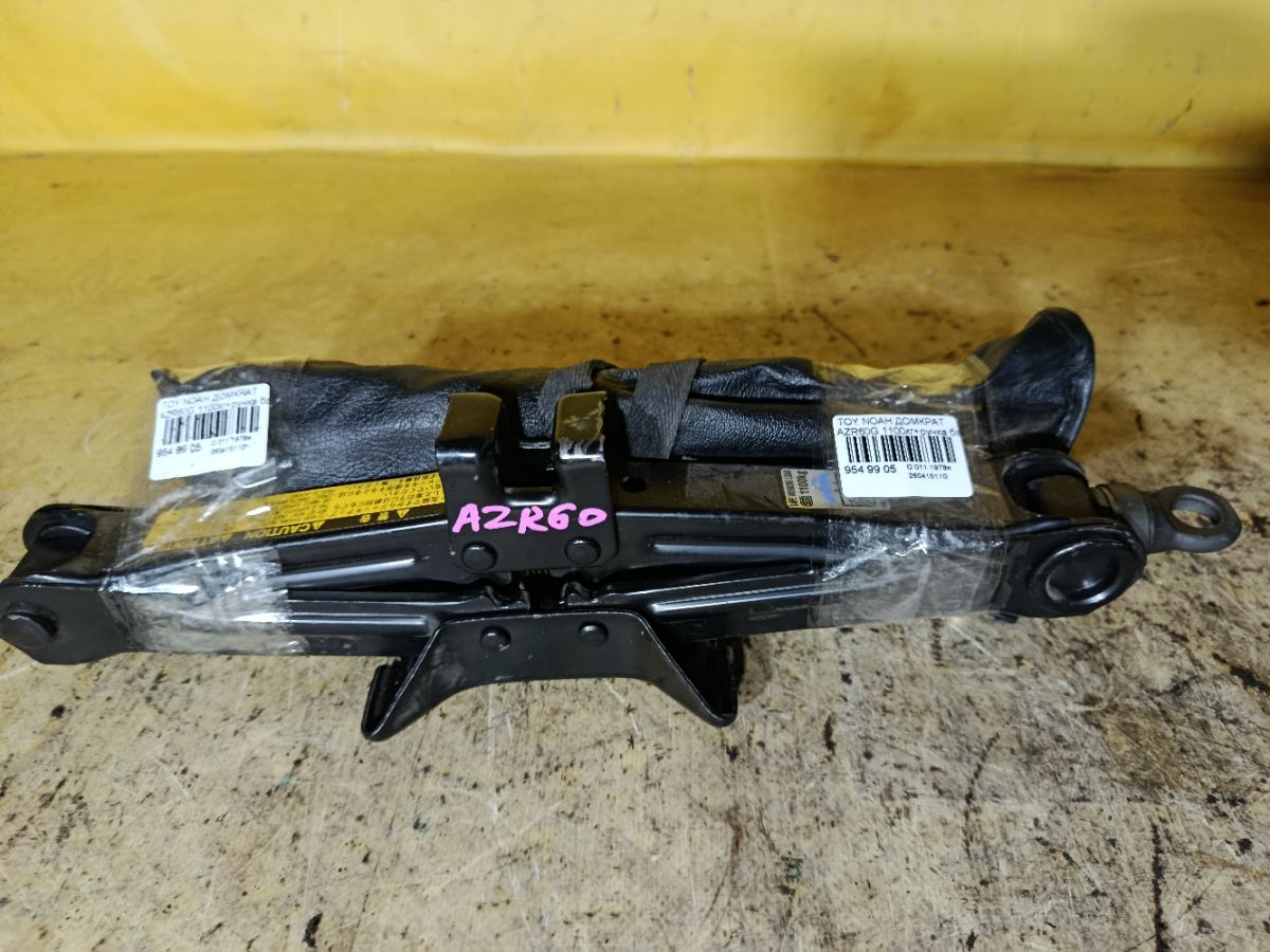 Домкрат на Toyota Noah AZR60G Фото 1