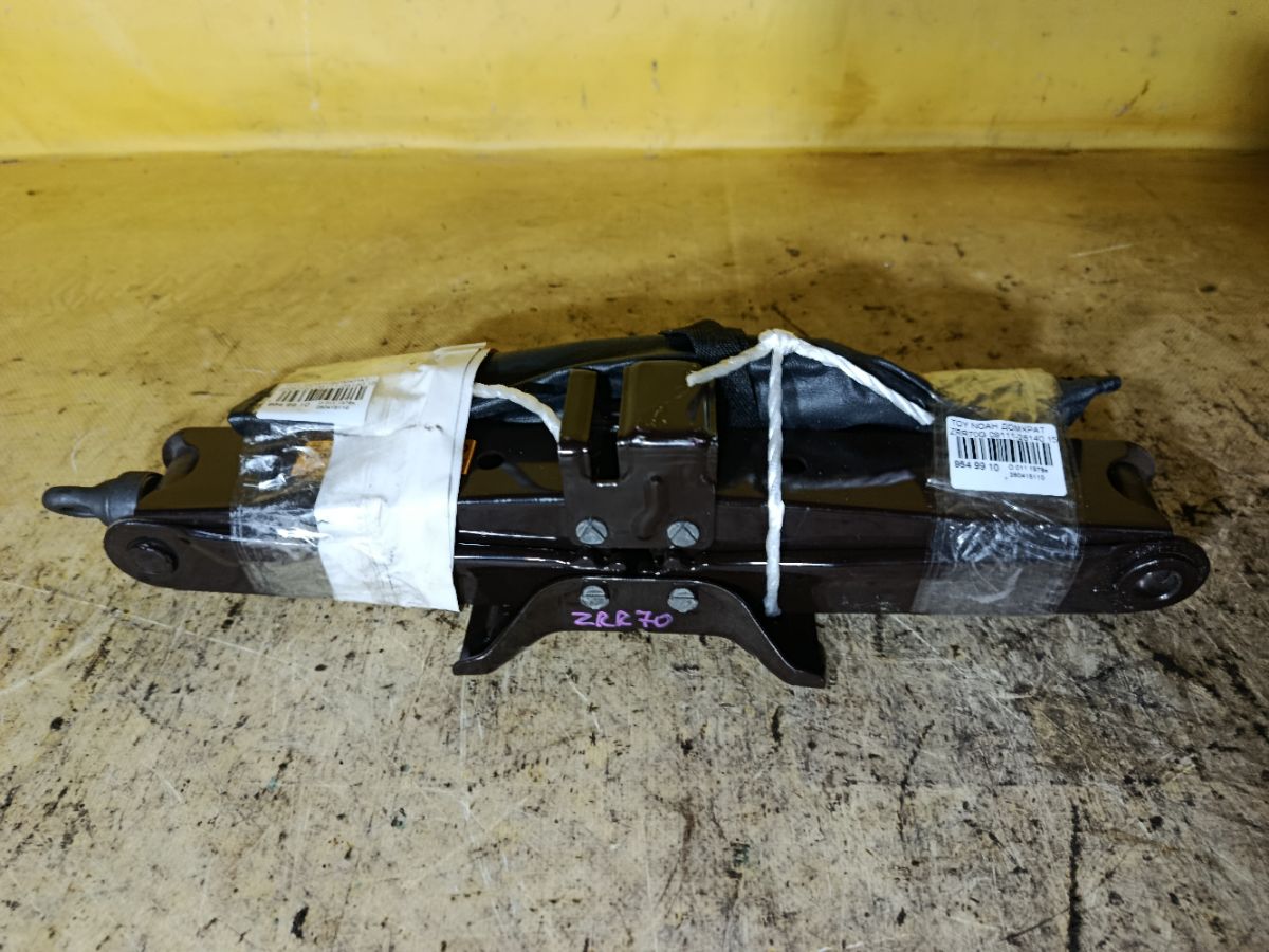 Домкрат 09111-28140 на Toyota Noah ZRR70G Фото 1