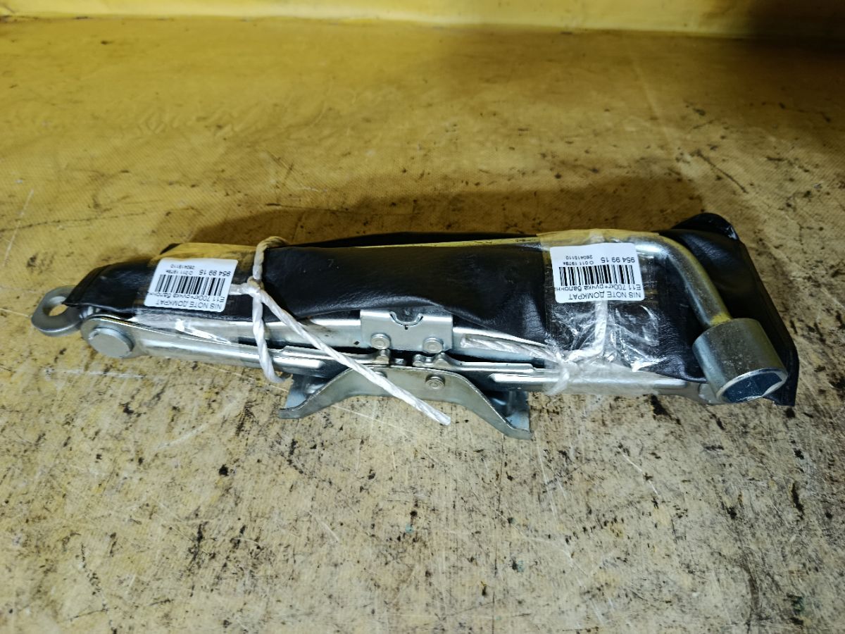 Домкрат на Nissan Note E11 Фото 1