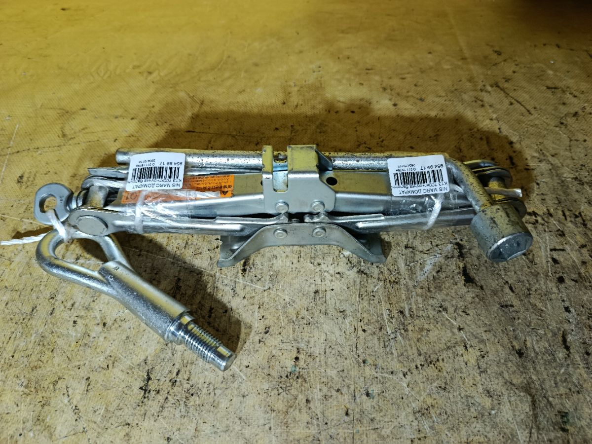 Домкрат на Nissan March K13 Фото 1