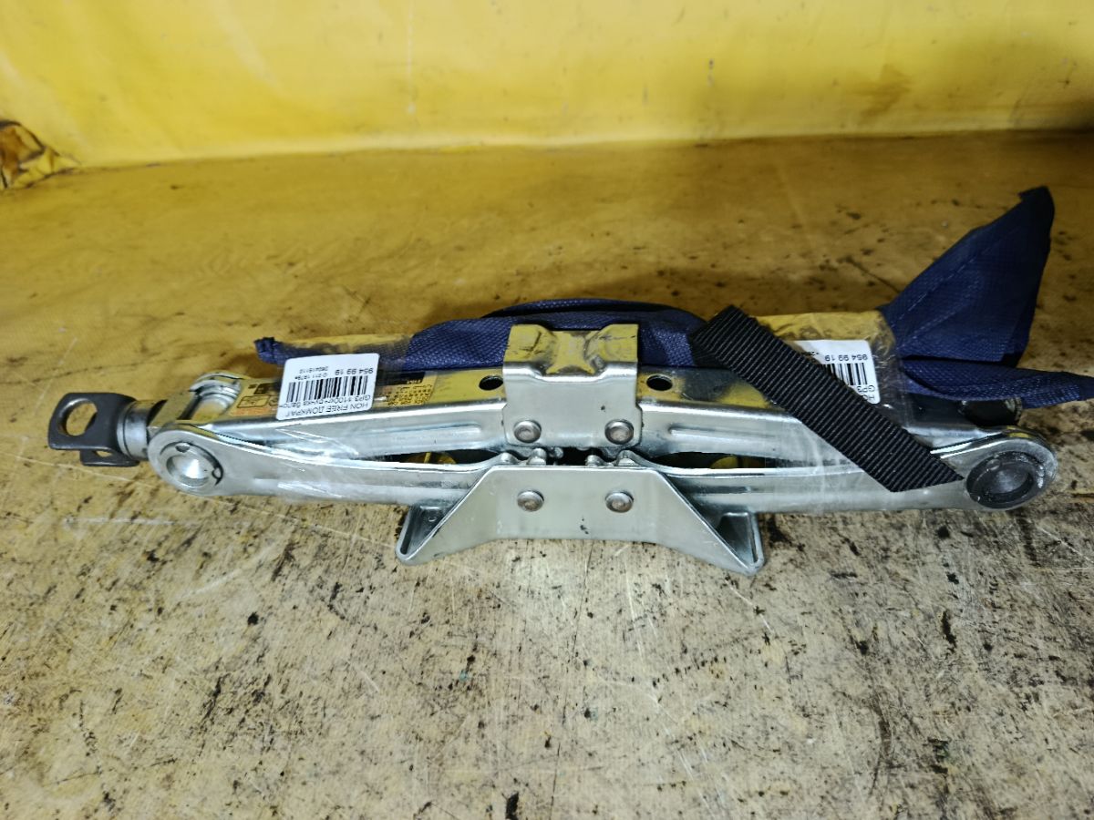 Домкрат на Honda Freed Hybrid GP3 Фото 1