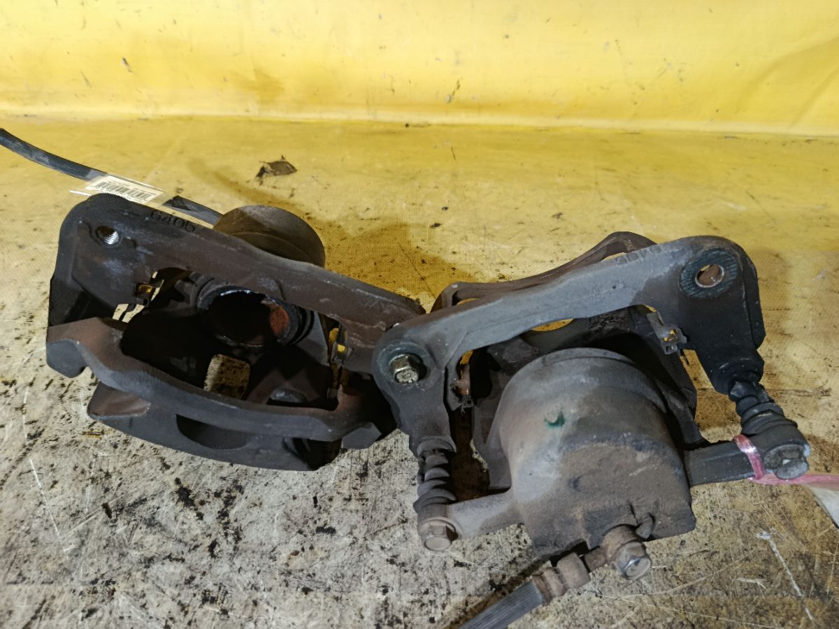 Суппорт на Toyota Noah AZR65G 1AZ-FSE Фото 1