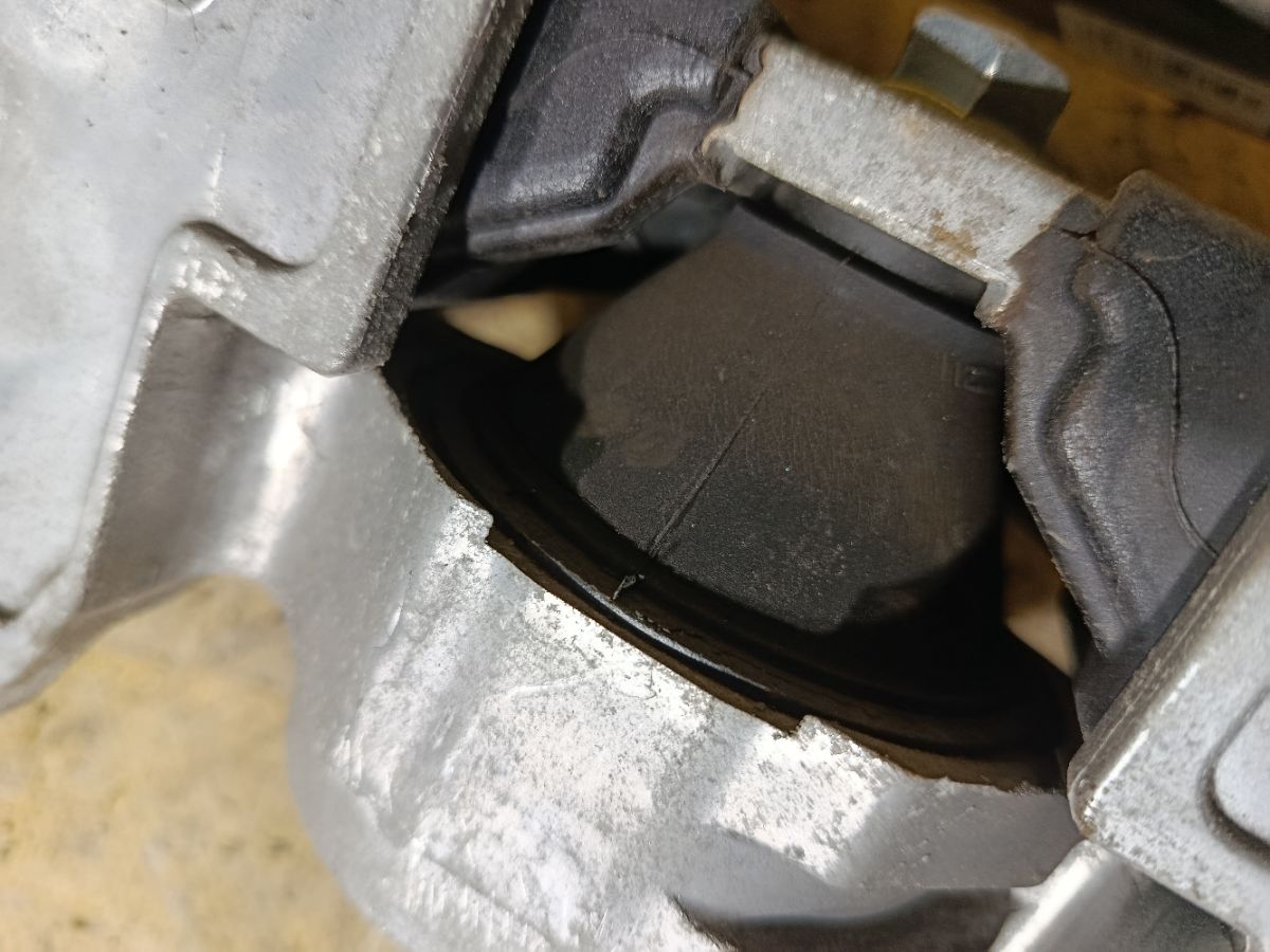 Подушка двигателя на Nissan Serena HFC26 MR20DD Фото 3