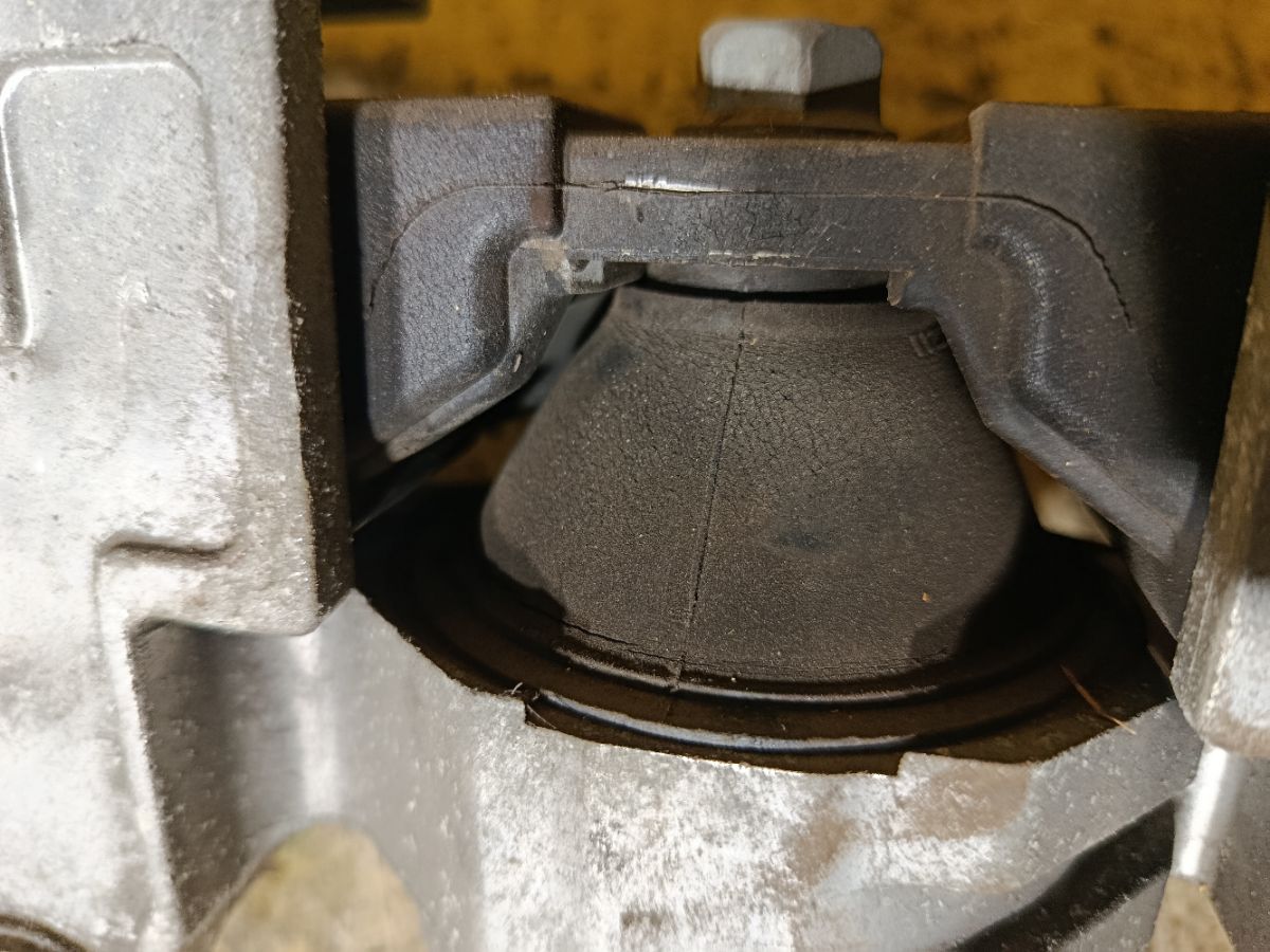 Подушка двигателя на Nissan Serena FC26 MR20DD Фото 3