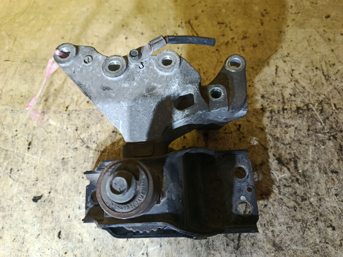 Подушка двигателя на Nissan Serena C26 MR20DD Фото 1