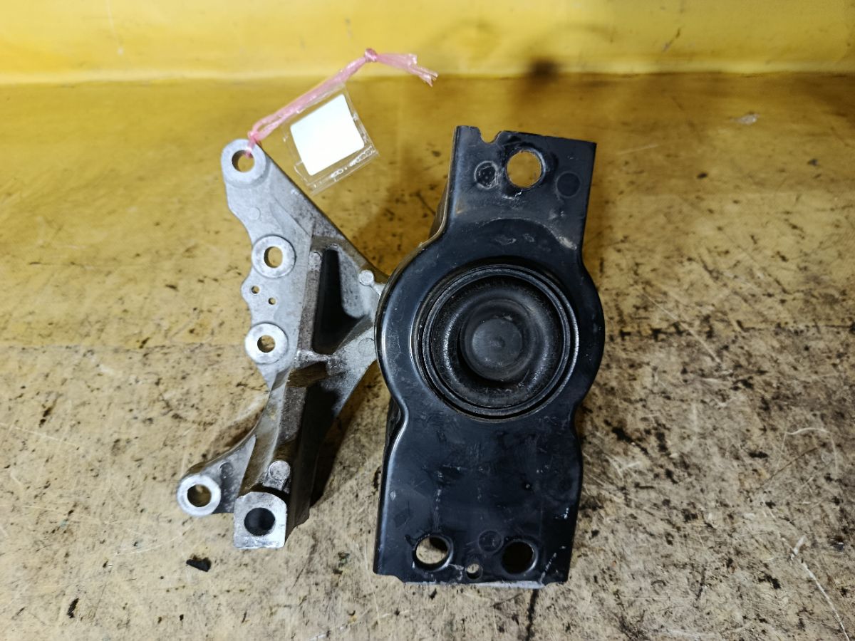 Подушка двигателя на Nissan Serena C26 MR20DD Фото 1