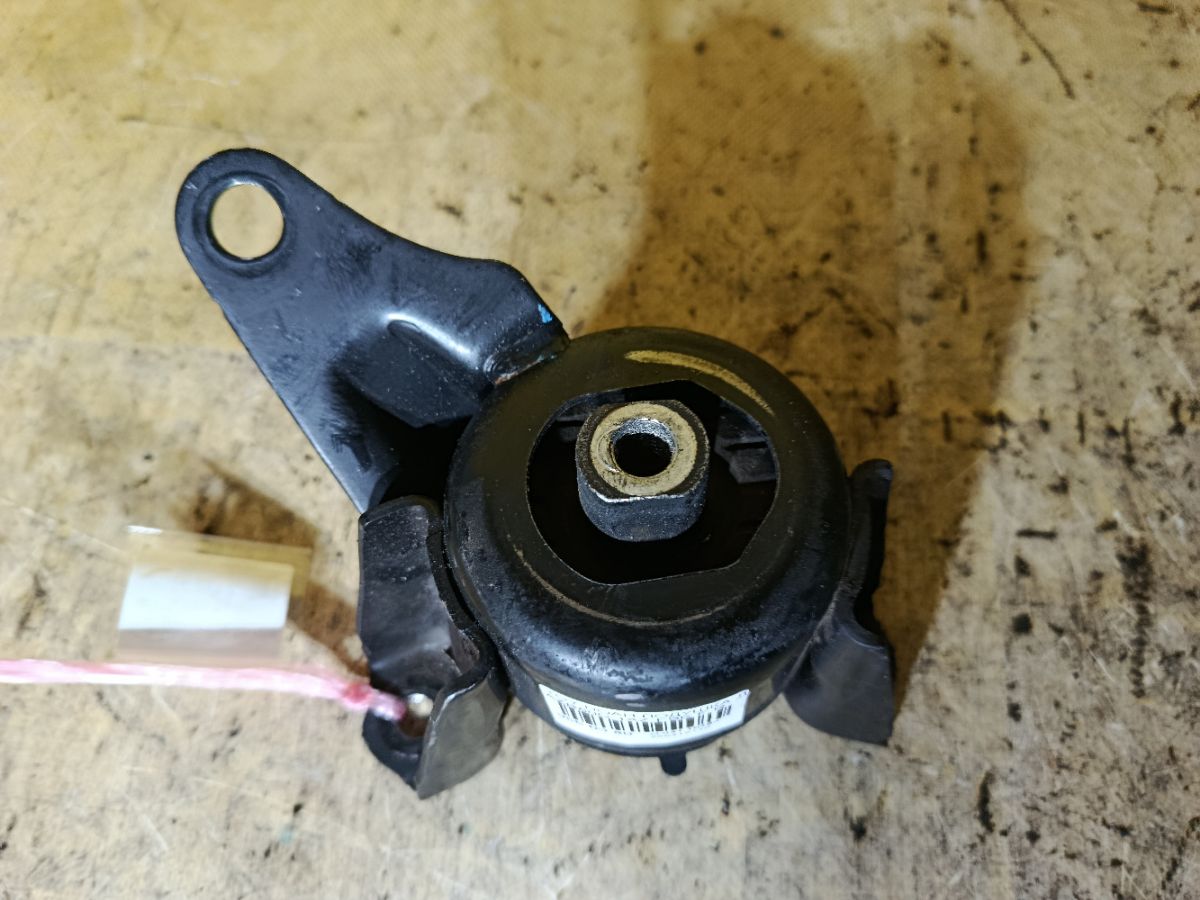 Подушка двигателя на Toyota Noah AZR60G 1AZ-FSE Фото 1