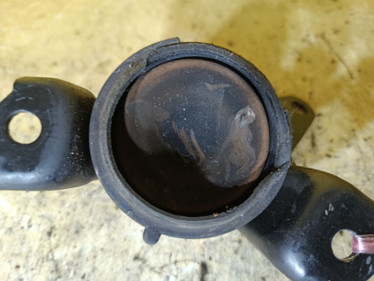 Подушка двигателя на Toyota Noah AZR60G 1AZ-FSE Фото 2