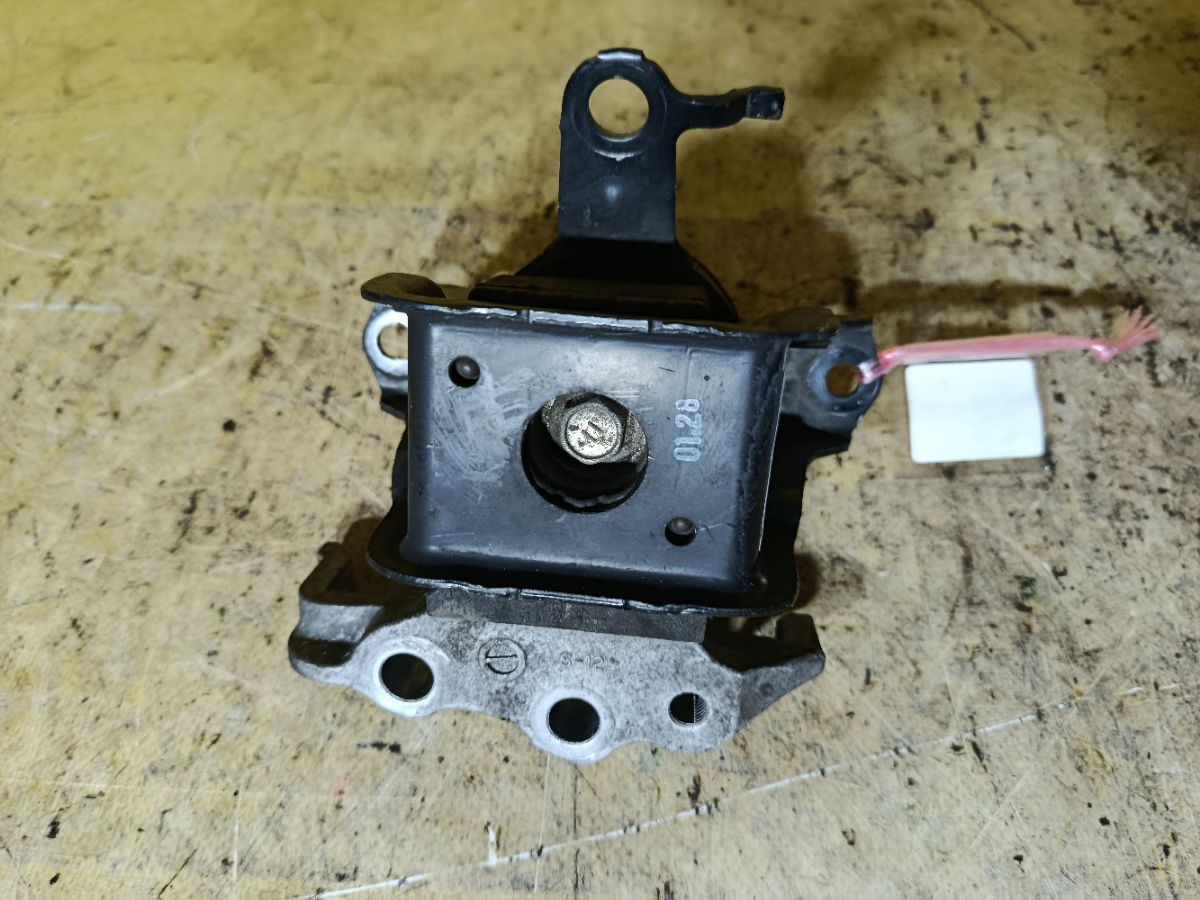 Подушка двигателя на Daihatsu Move LA150S KF-VE Фото 1