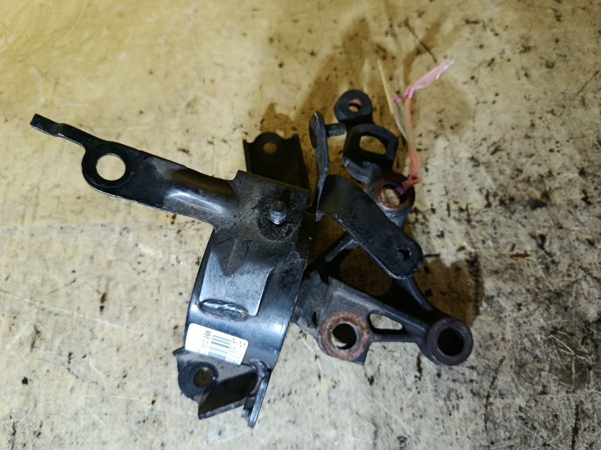 Подушка двигателя на Daihatsu Move LA150S KF-VE Фото 1