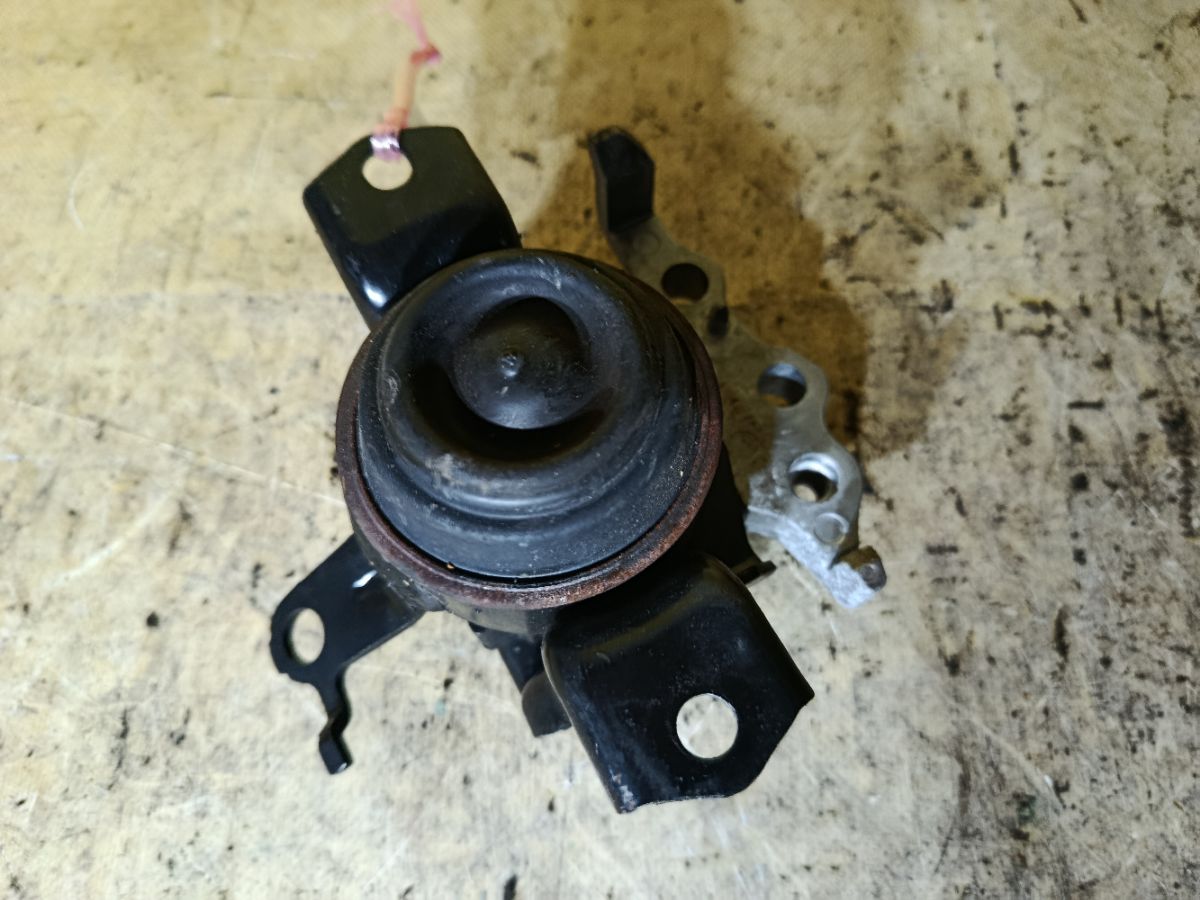 Подушка двигателя на Daihatsu Move LA150S KF-VE Фото 1