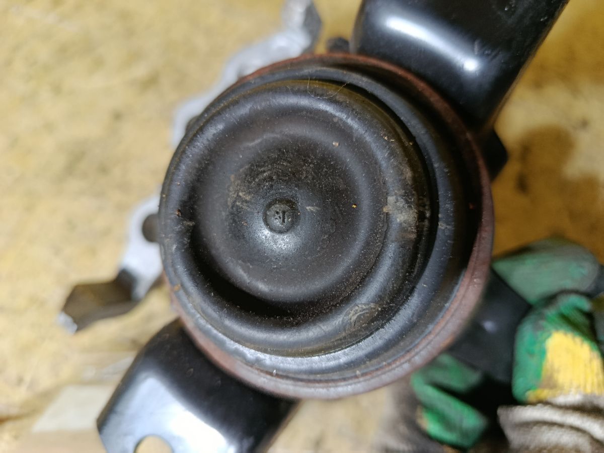 Подушка двигателя на Daihatsu Move LA150S KF-VE Фото 2