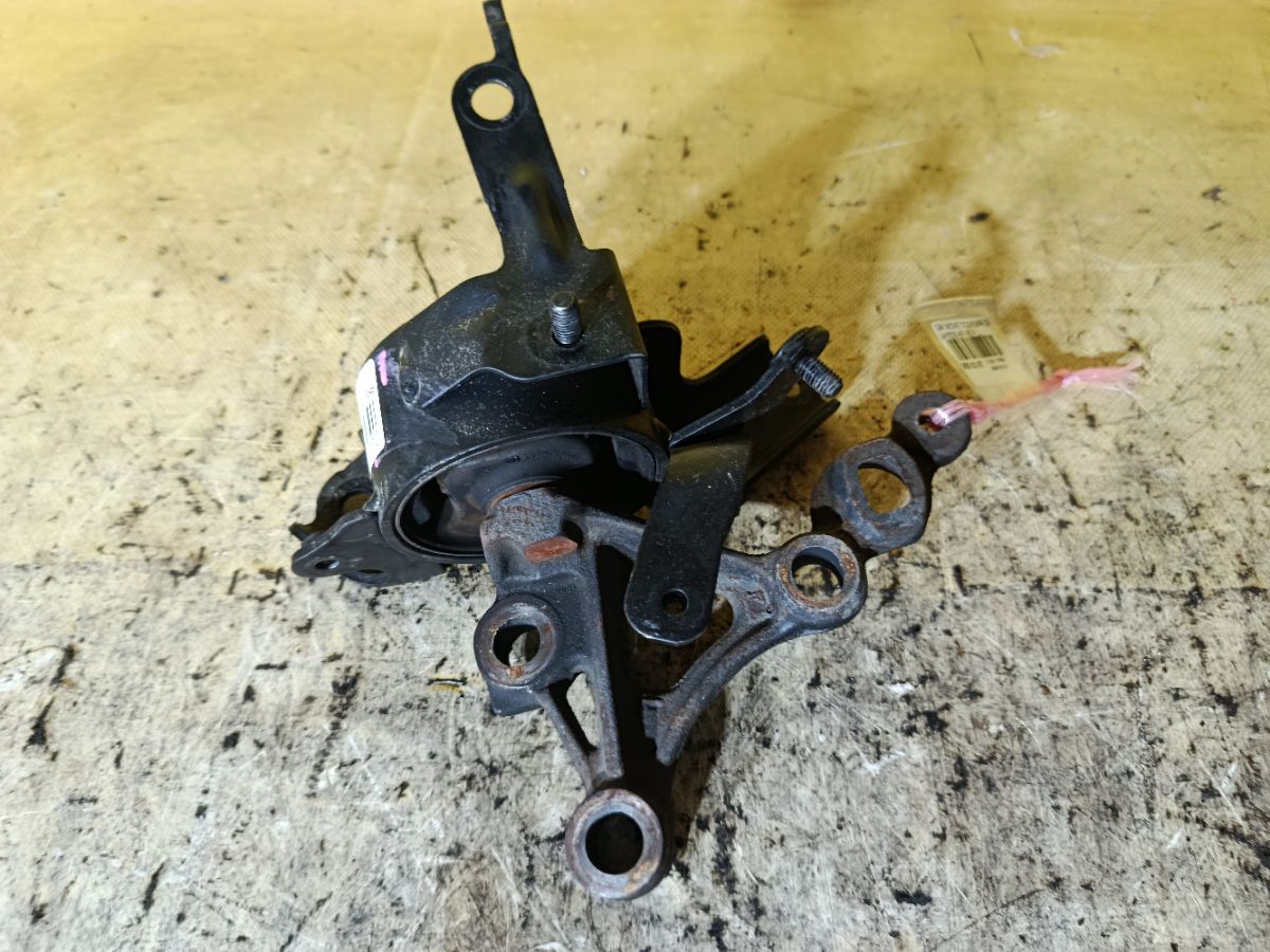 Подушка двигателя на Daihatsu Move LA150S KF-VE Фото 1
