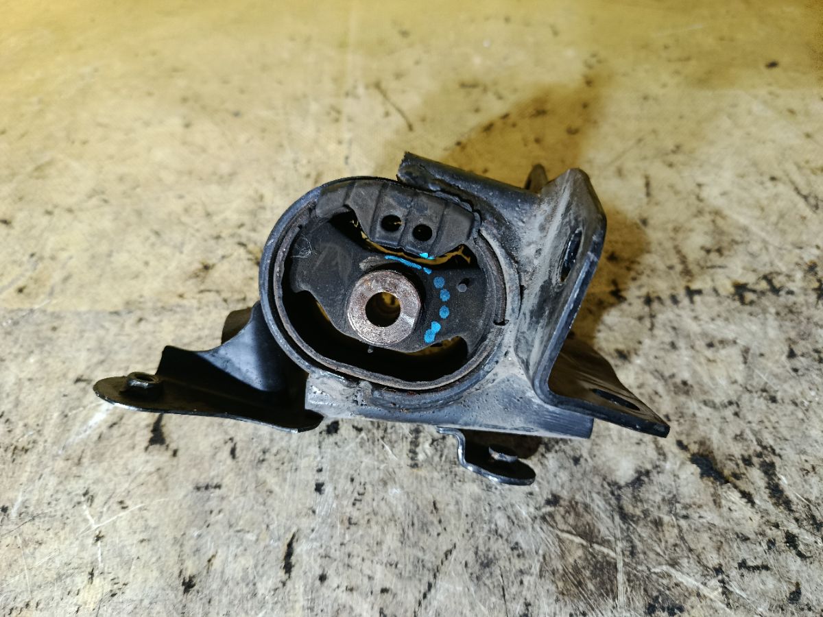 Подушка двигателя на Toyota Noah AZR65G 1AZ-FSE Фото 1