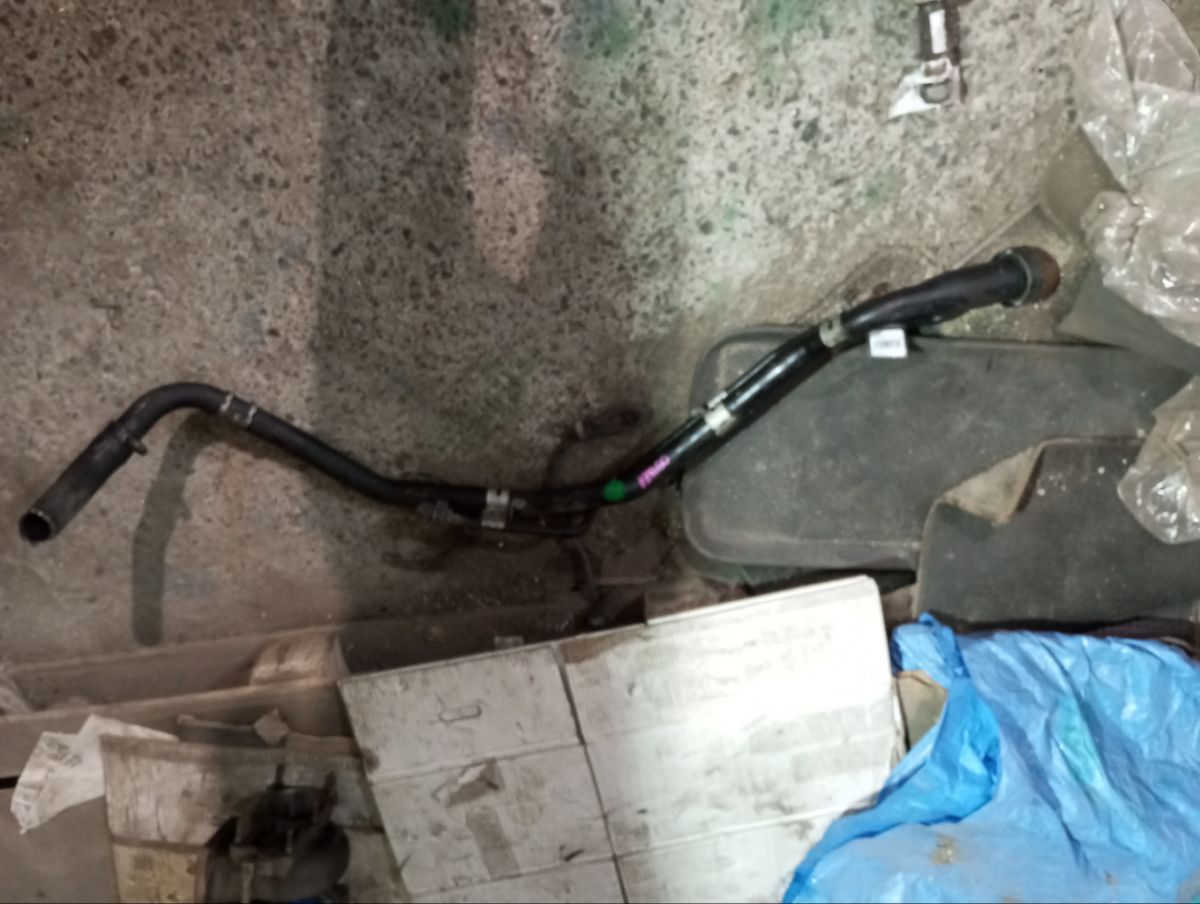 Заливная горловина топливного бака 77201-28240, 77201-28290 на Toyota Noah AZR60G 1AZ-FSE Фото 3