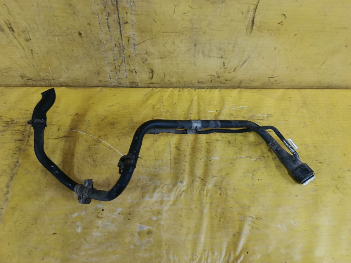 Заливная горловина топливного бака 77201-44191 на Toyota Isis ANM10G 1AZ-FSE Фото 1