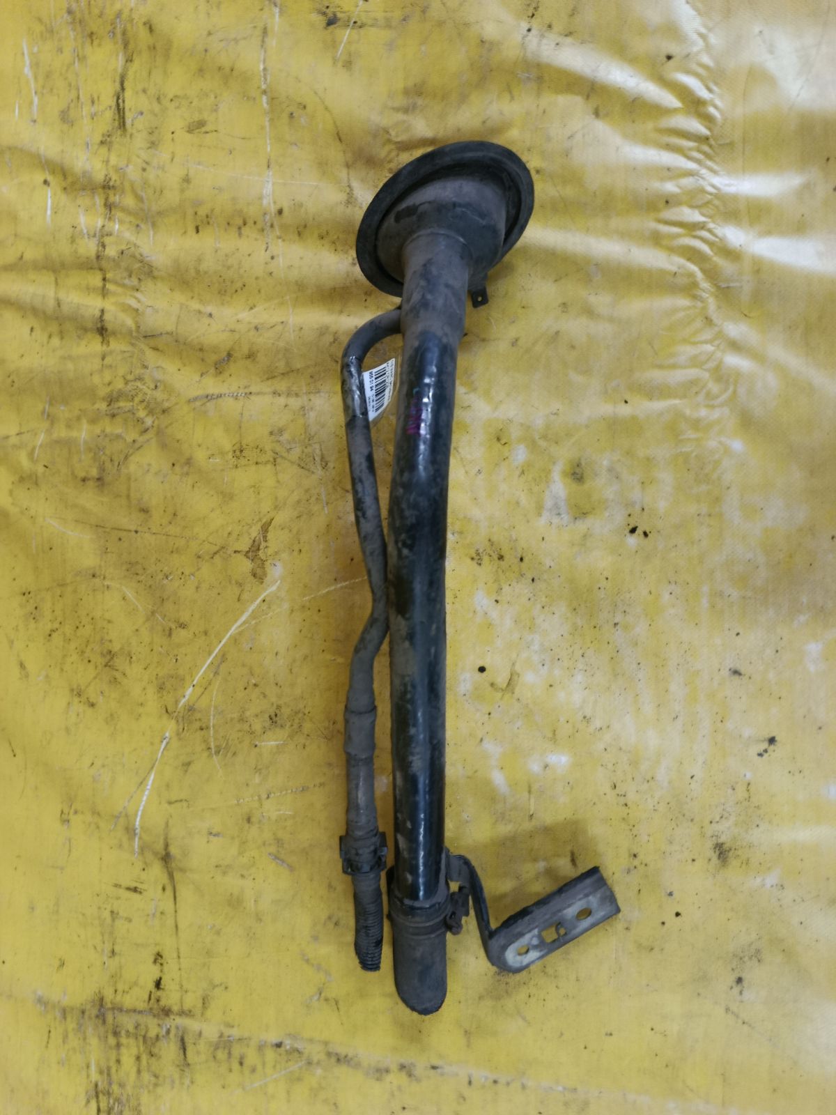 Заливная горловина топливного бака на Nissan March AK12 CR12DE Фото 1
