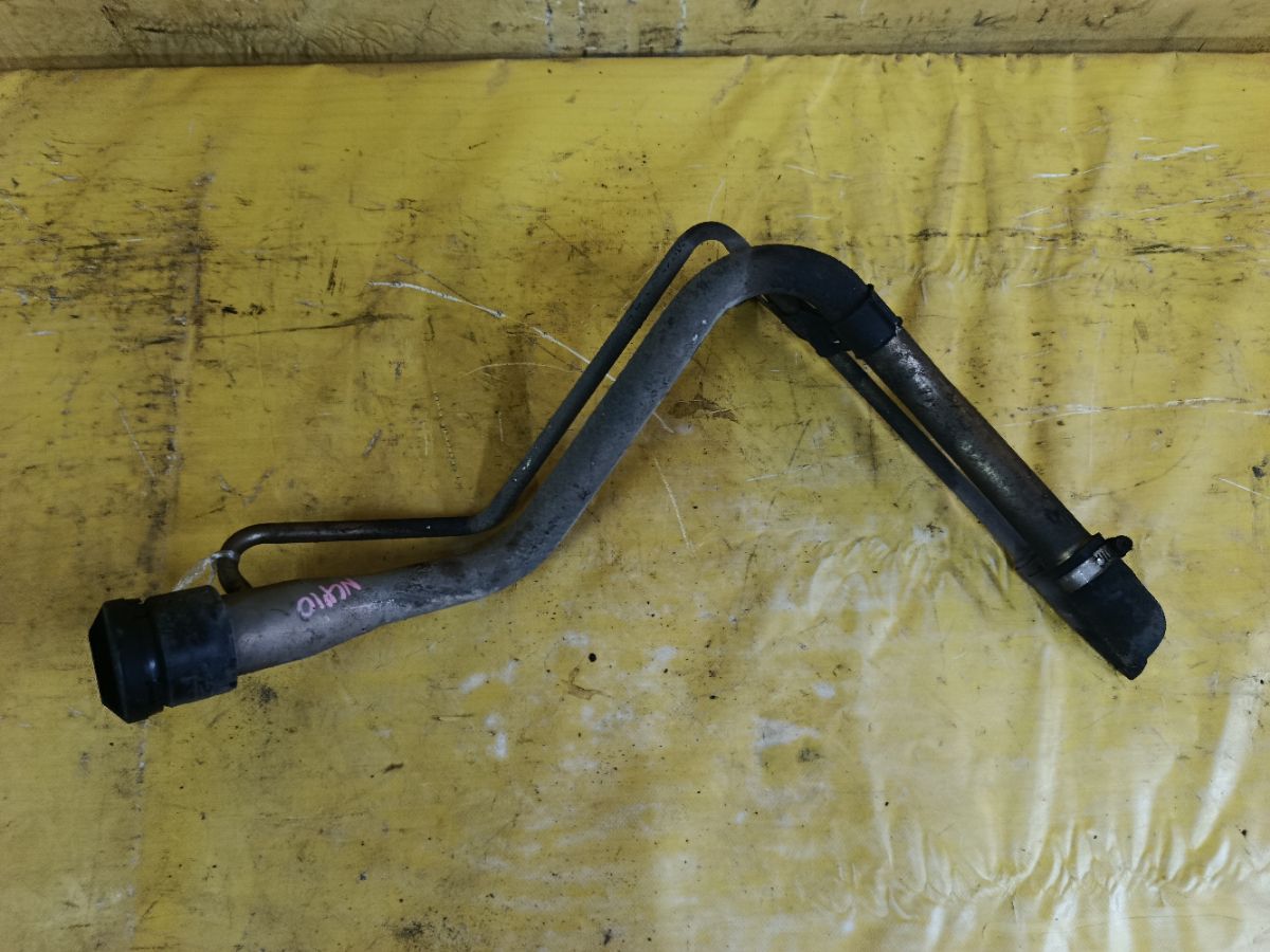 Заливная горловина топливного бака 77201-52050 на Toyota Vitz NCP10 2NZ-FE Фото 1