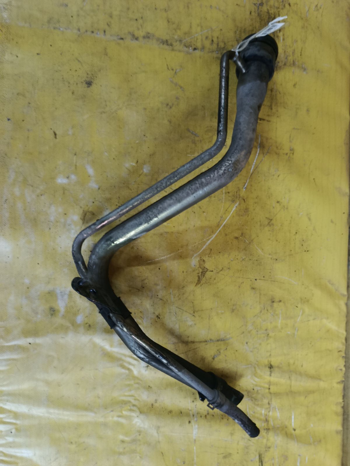 Заливная горловина топливного бака 77201-52050 на Toyota Vitz NCP10 2NZ-FE Фото 2