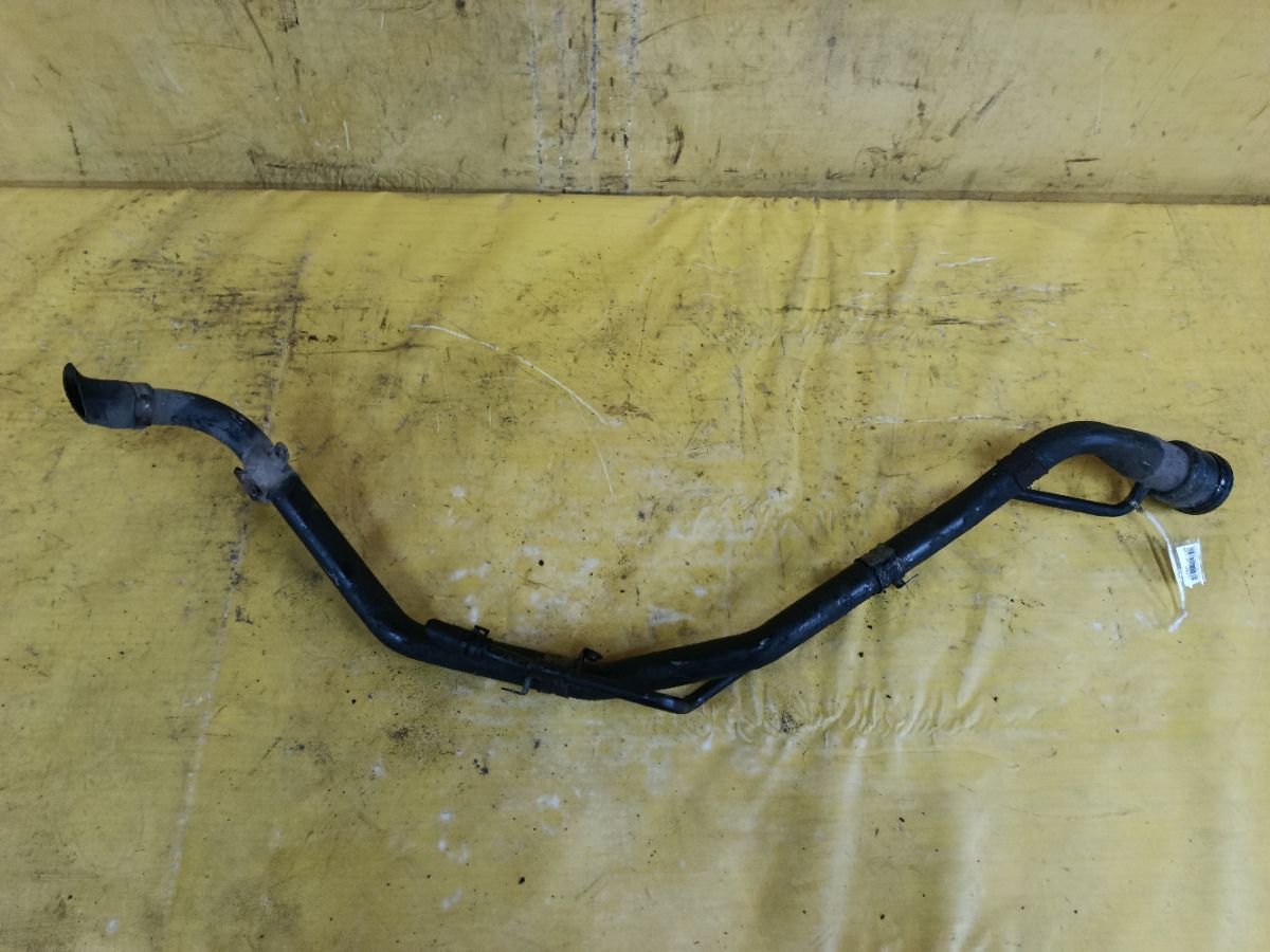 Заливная горловина топливного бака 77201-28240, 77201-28290 на Toyota Noah AZR60G 1AZ-FSE Фото 1