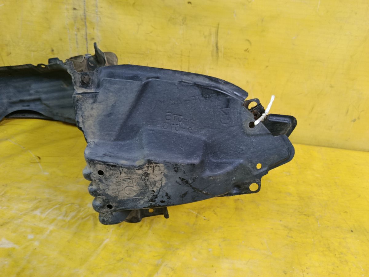 Подкрылок 53876-44070, 53875-44070 на Toyota Isis ANM10G 1AZ-FSE Фото 6
