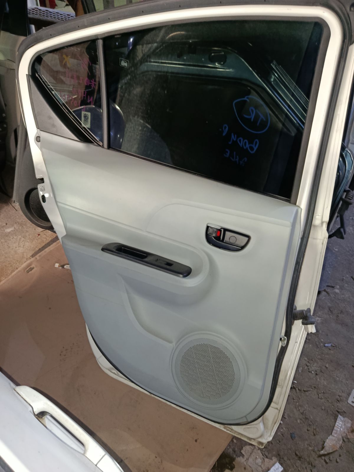 Дверь боковая на Toyota Aqua NHP10 Фото 11