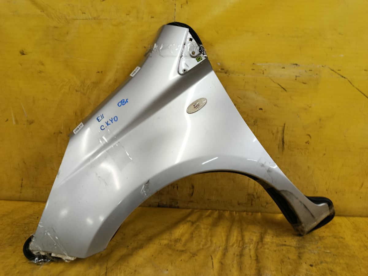 Крыло переднее на Nissan Note E11 Фото 1