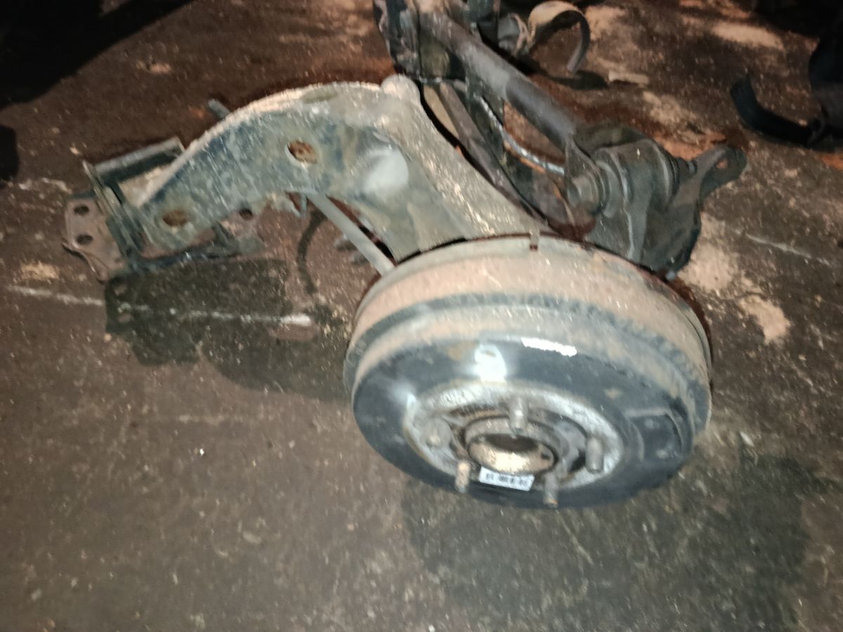 Балка подвески на Nissan Liberty RM12 QR20DE Фото 3