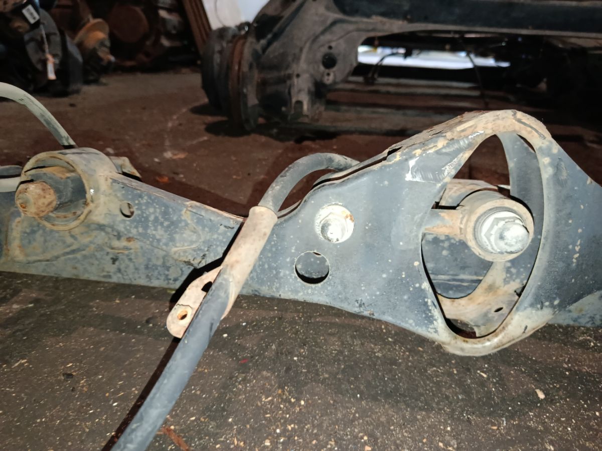 Балка подвески на Nissan Sunny FB14 GA15DE Фото 6