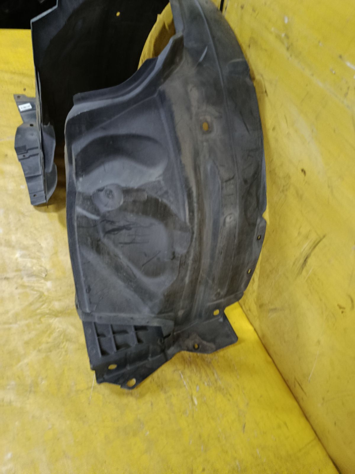 Подкрылок 63840-ED05C на Nissan Tiida C11 HR15DE Фото 2