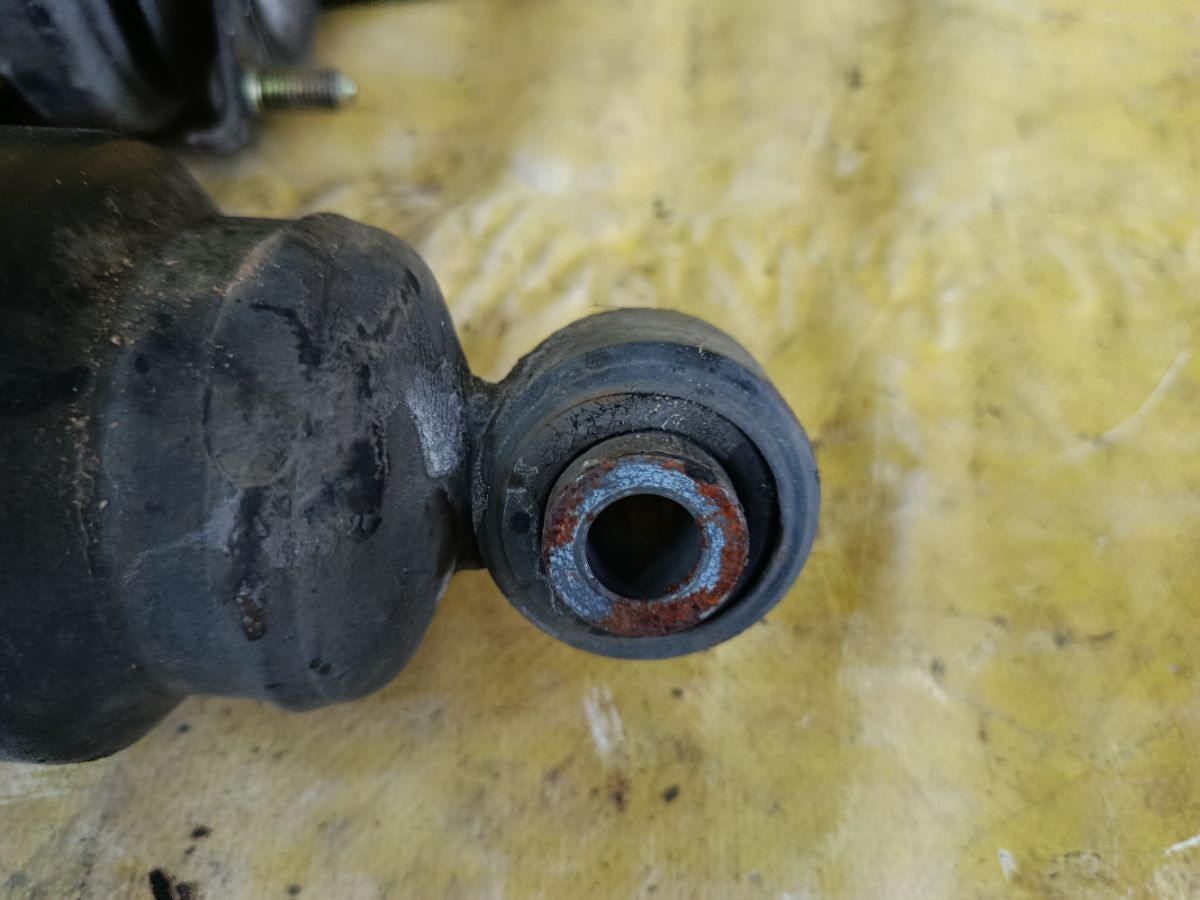 Стойка амортизатора 20365-AE021 на Subaru Legacy Lancaster BH9 EJ254 Фото 2