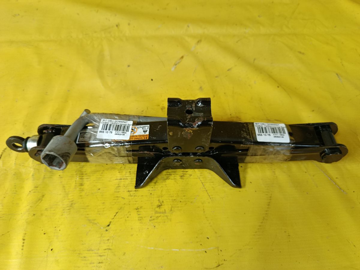 Домкрат на Mitsubishi Delica D5 CV5W Фото 1