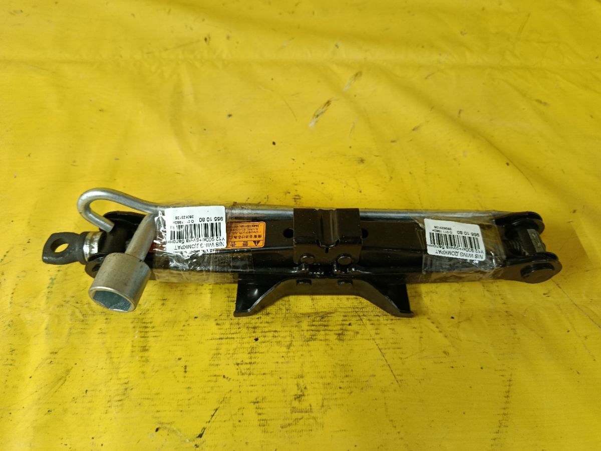 Домкрат на Nissan Wingroad Y12 Фото 1