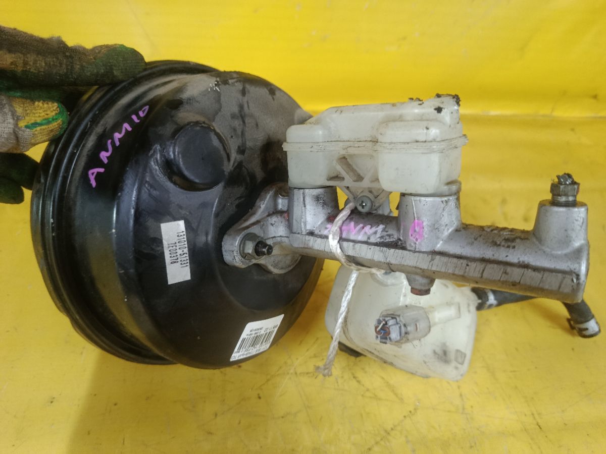 Главный тормозной цилиндр 47201-68010 на Toyota Isis ANM10G 1AZ-FSE Фото 2