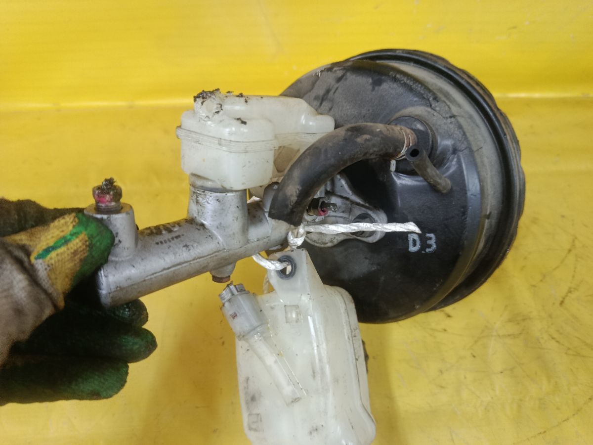 Главный тормозной цилиндр 47201-68010 на Toyota Isis ANM10G 1AZ-FSE Фото 3