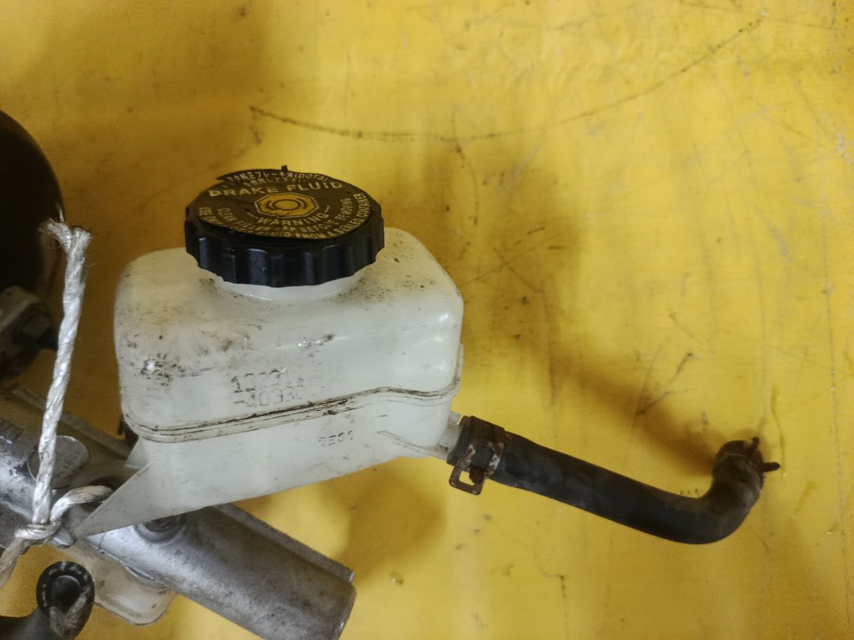 Главный тормозной цилиндр 47201-68010 на Toyota Isis ANM10G 1AZ-FSE Фото 4