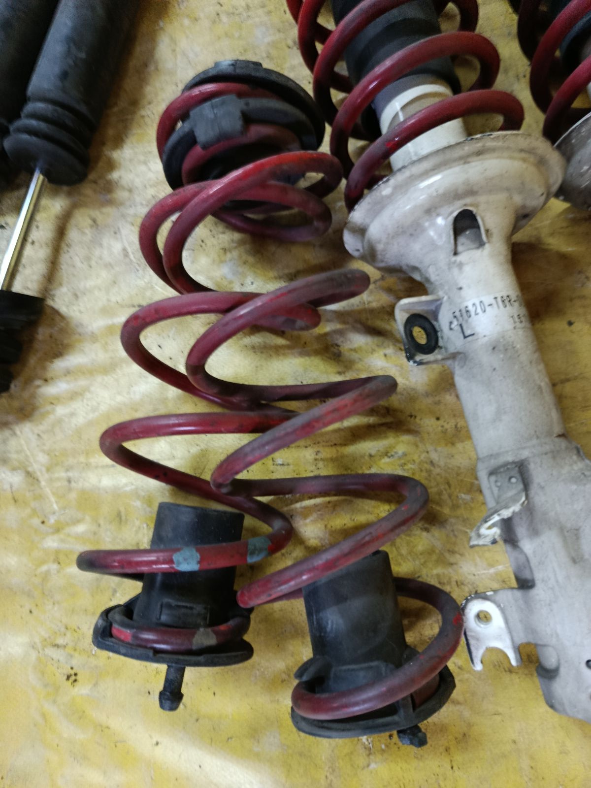 Стойка амортизатора 51620-T6R-0030, 51610-T6R-0030 на Honda N-Box JF1 S07A Фото 8