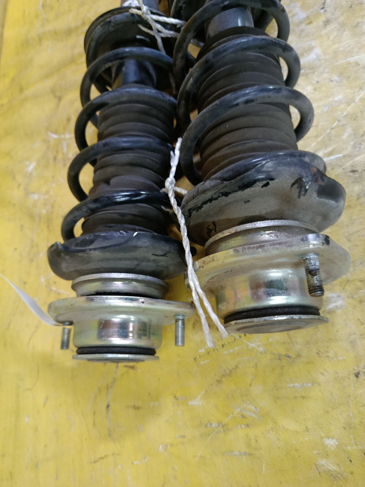 Стойка амортизатора 48520-B2D41, 48510-B2D41 на Toyota Pixis Mega LA700A KF-VE4 Фото 3