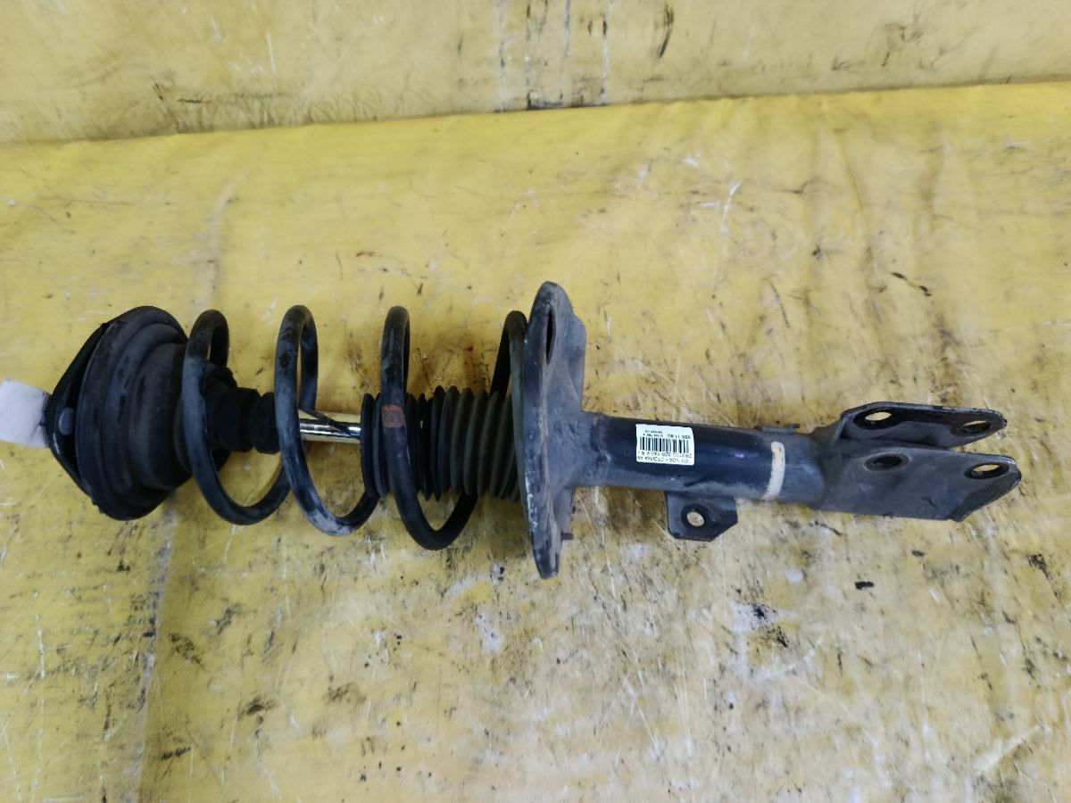 Стойка амортизатора 48510-28330 на Toyota Noah ZRR70G 3ZR-FAE Фото 1