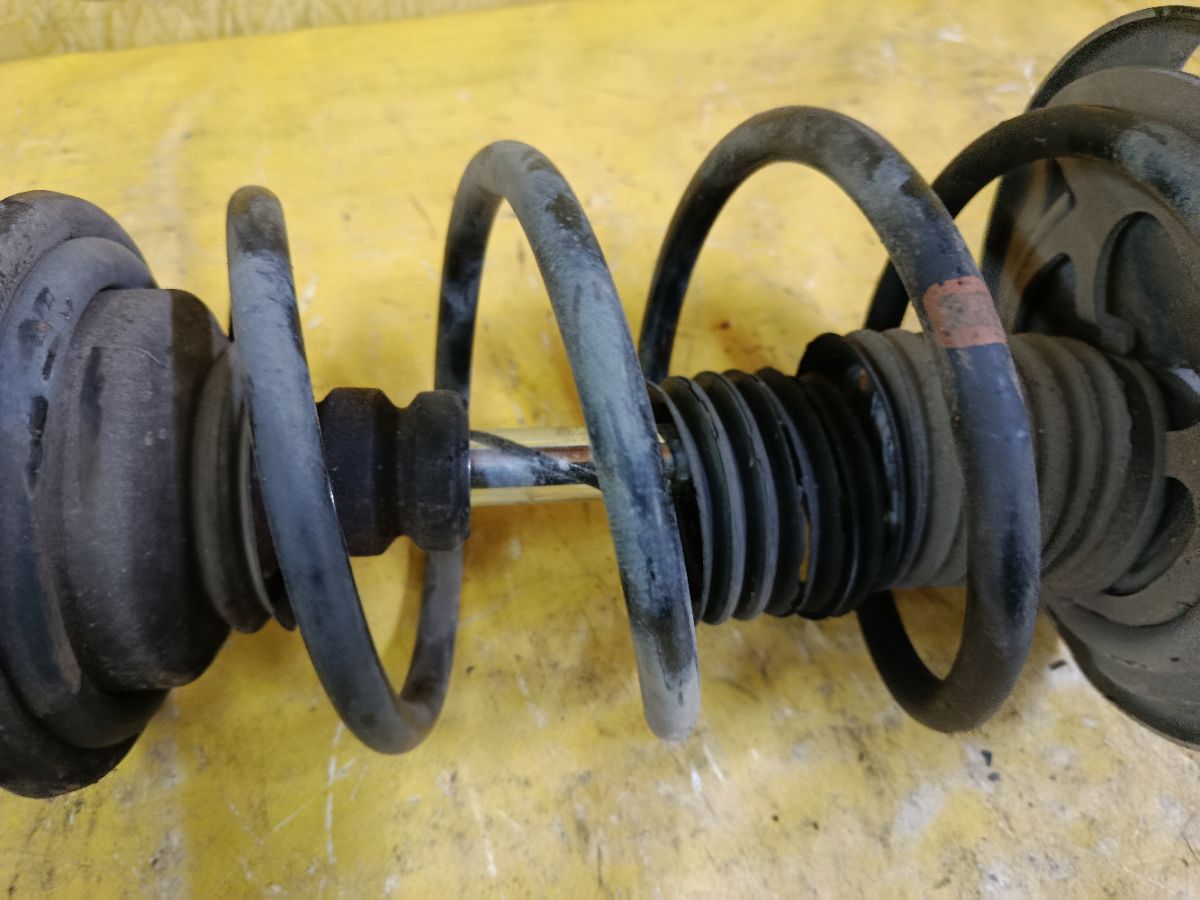 Стойка амортизатора 48510-28330 на Toyota Noah ZRR70G 3ZR-FAE Фото 2
