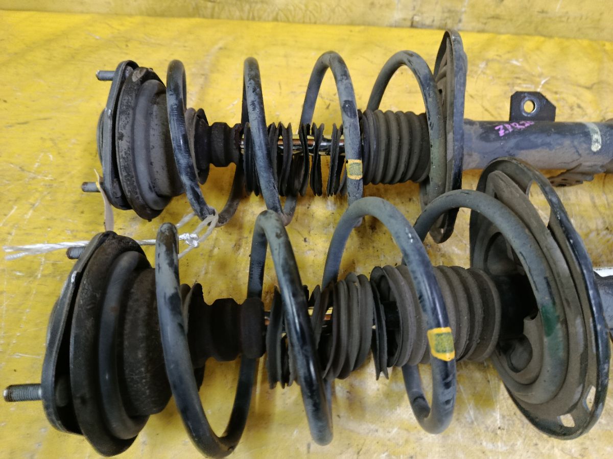 Стойка амортизатора 48510-28330, 48520-28330 на Toyota Noah ZRR70G 3ZR-FAE Фото 2