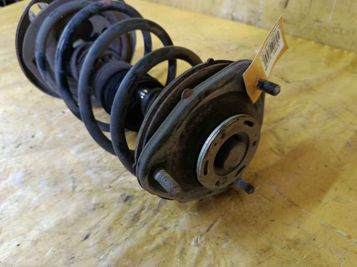 Стойка амортизатора 48520-28330 на Toyota Noah ZRR70G 3ZR-FAE Фото 2