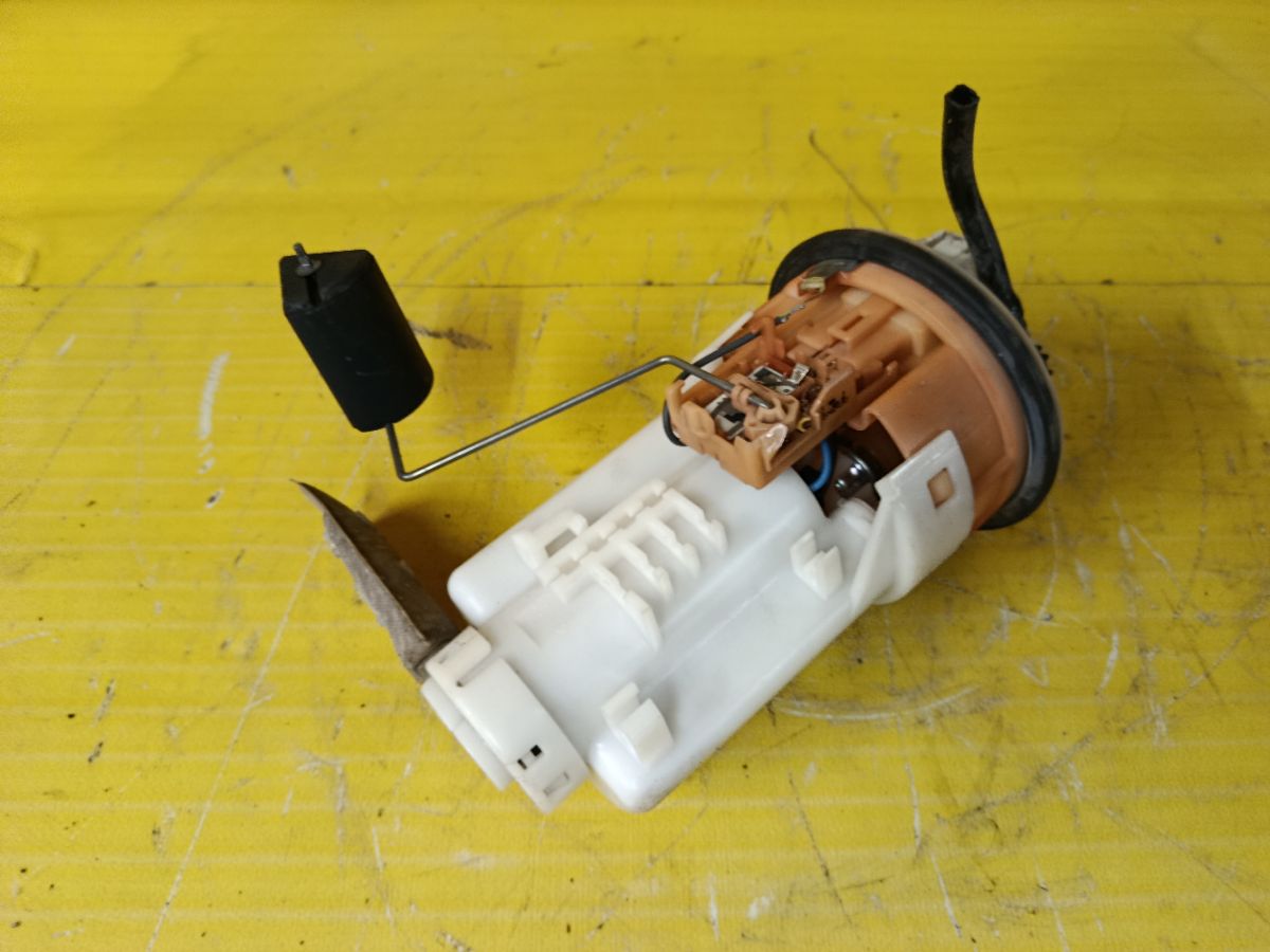 Бензонасос на Toyota Noah AZR60G 1AZ-FSE Фото 2