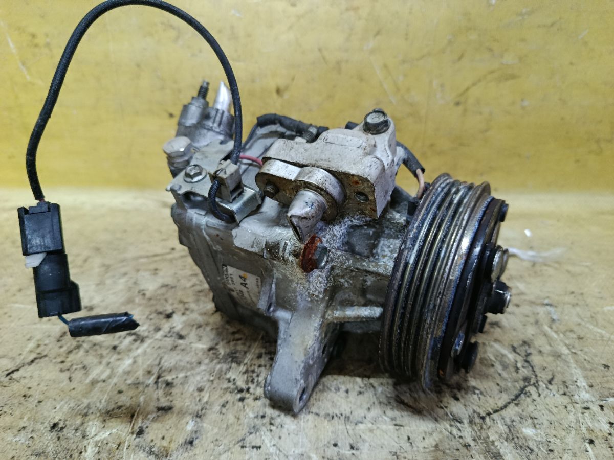 Компрессор кондиционера на Honda N-Box JF1 S07A Фото 2