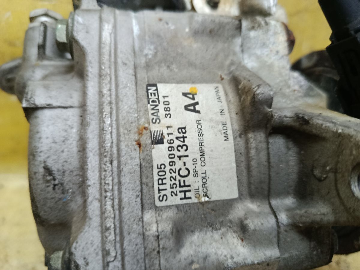 Компрессор кондиционера на Honda N-Box JF1 S07A Фото 4
