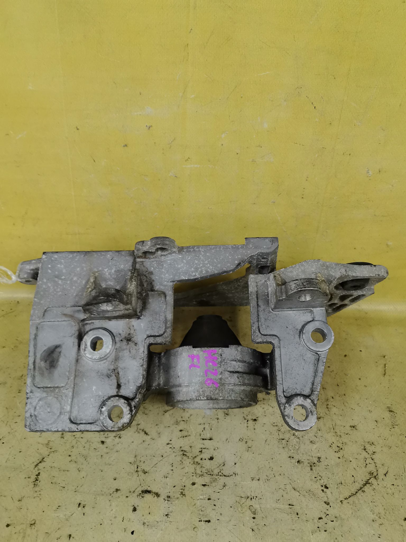 Подушка двигателя на Nissan Serena HC26 MR20DE Фото 2