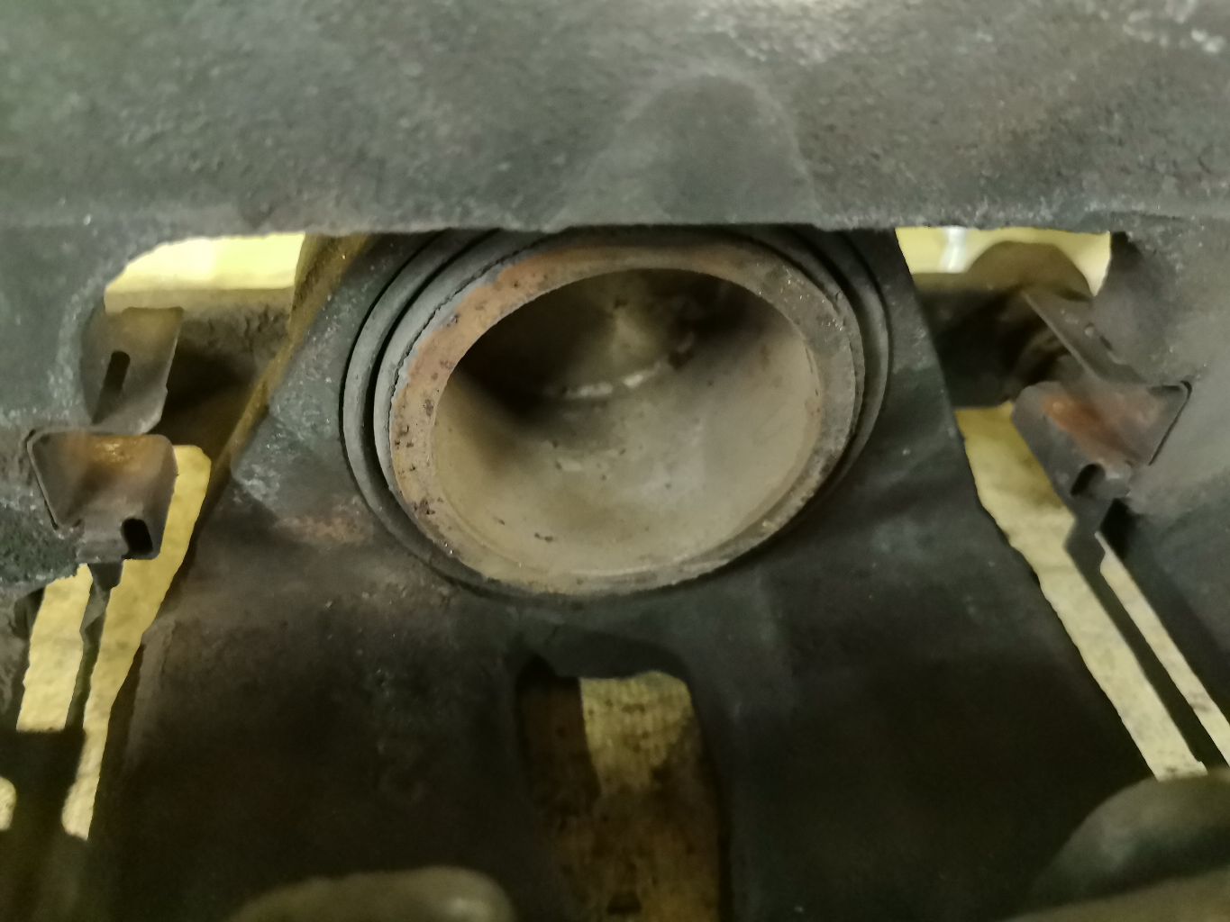 Суппорт на Toyota Noah AZR60G 1AZ-FSE Фото 3