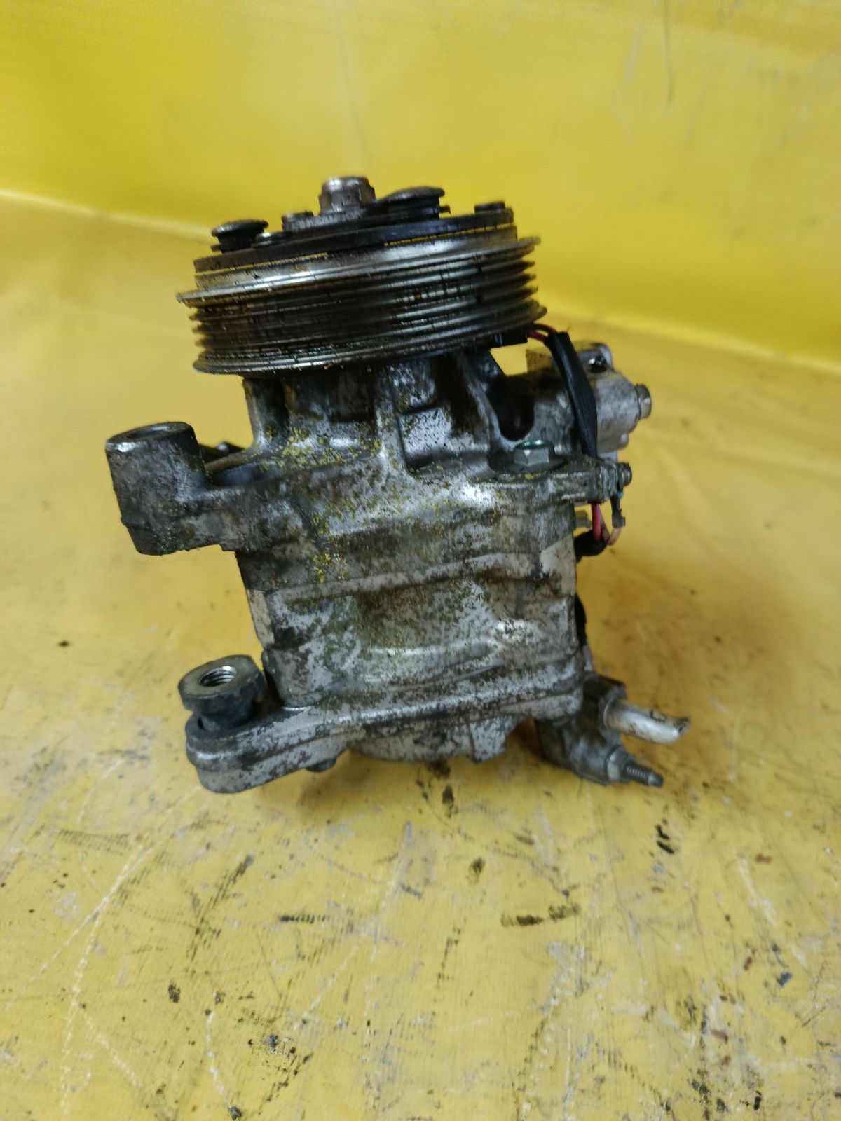 Компрессор кондиционера на Honda N-Box JF1 S07A Фото 4