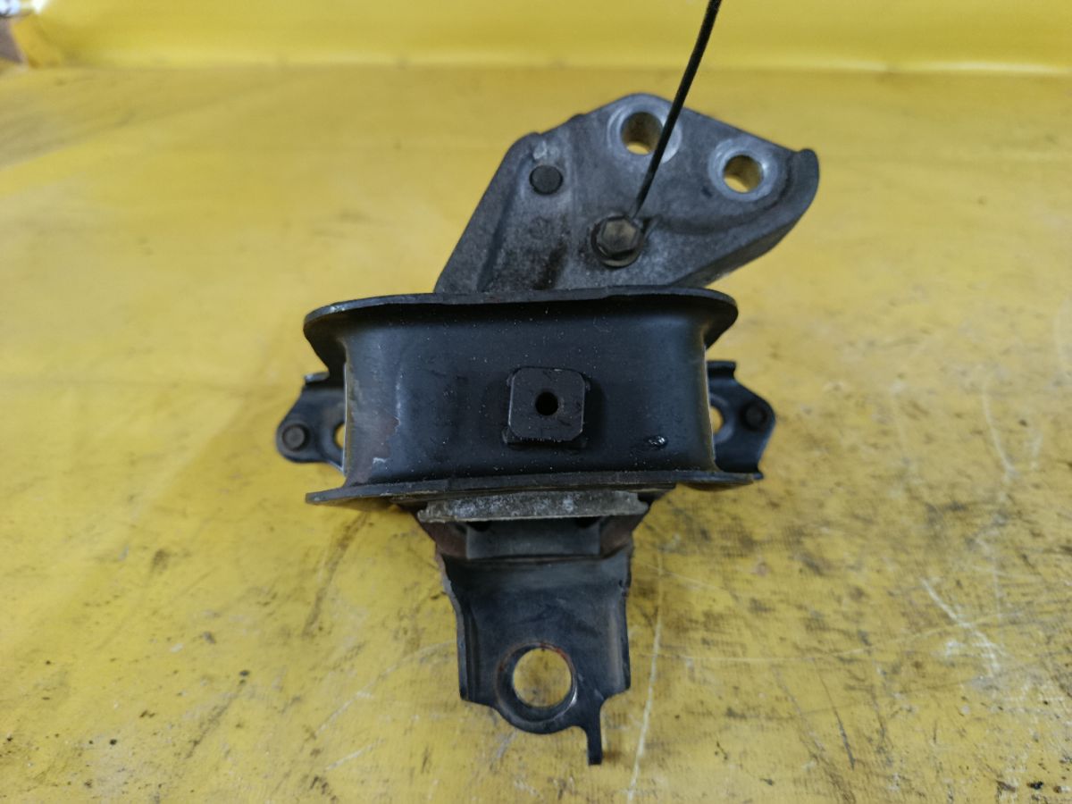 Подушка двигателя на Toyota Vitz SCP10 1SZ-FE Фото 1